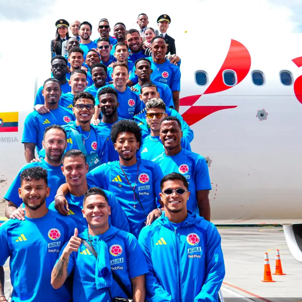 Los futbolistas de la Selección Colombia posan antes de ingresar al avión de Avianca que los llevará a San Diego, California. Foto: tomada del x de @FCFSeleccionColombia