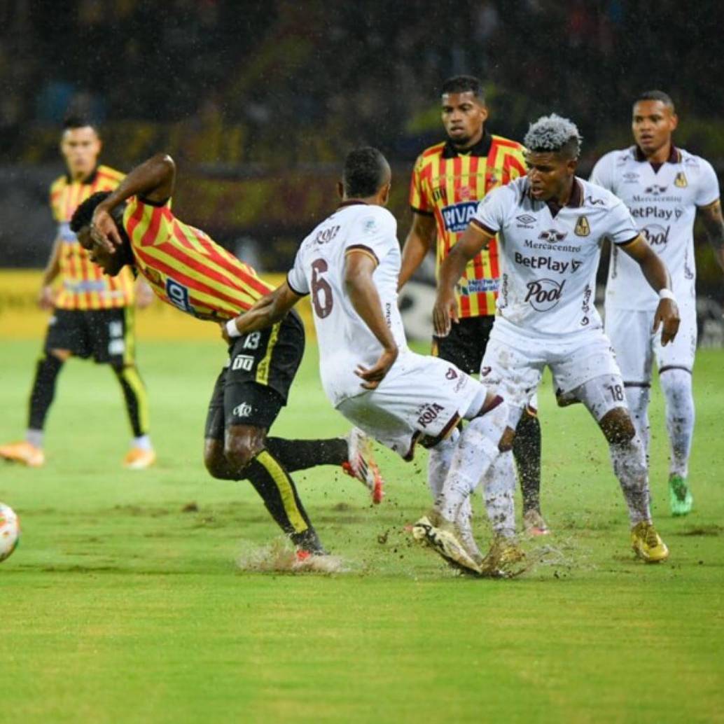 El Deportivo Pereira estaría sancionado inicialmente por tres períodos para fichar jugadores. Foto: Colprensa