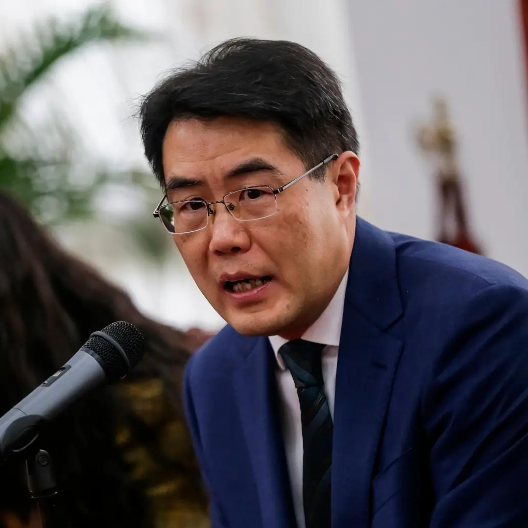 El embajador de China en Colombia Zhu Jingyang reforzó la idea de que la adhesión de Colombia en la Ruta de la Seda traerá muchos beneficios. FOTO: Colprensa