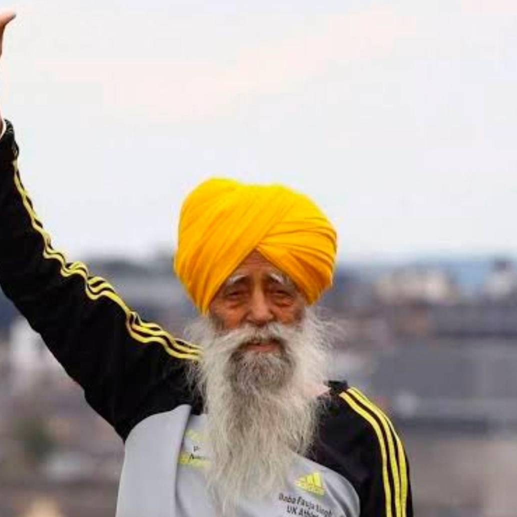 Fauja Singh corrió maratones completos (carreras de 42 kilómetros de distancia) hasta los 100 años. FOTO: Tomada de X @kharge
