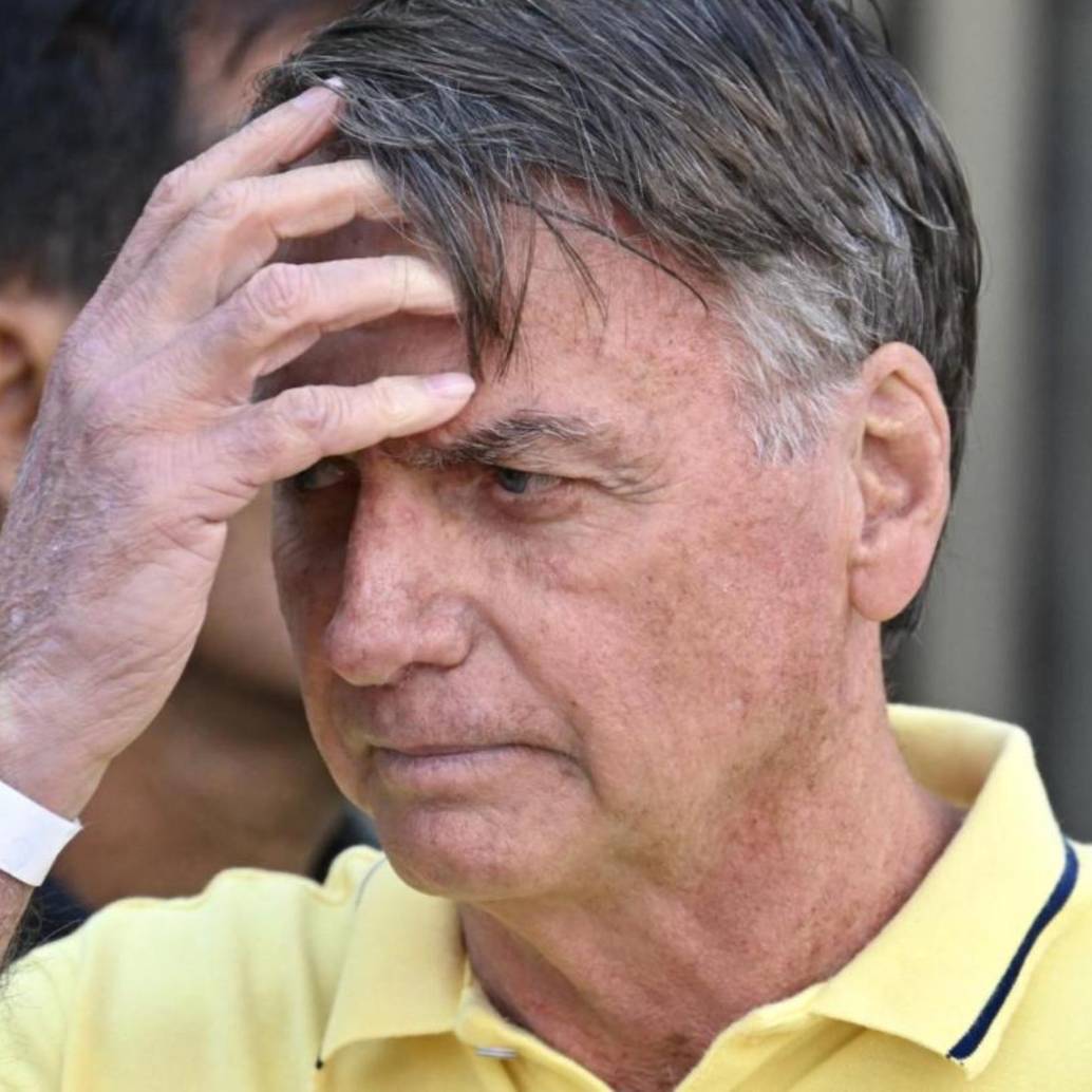 El expresidente de Brasil, Jair Bolsonaro, de 70 años, sufrió una caída en la madrugada de este martes dentro de la celda donde cumple condena y tiene un traumatismo craneoencefálico leve. FOTO: AFP