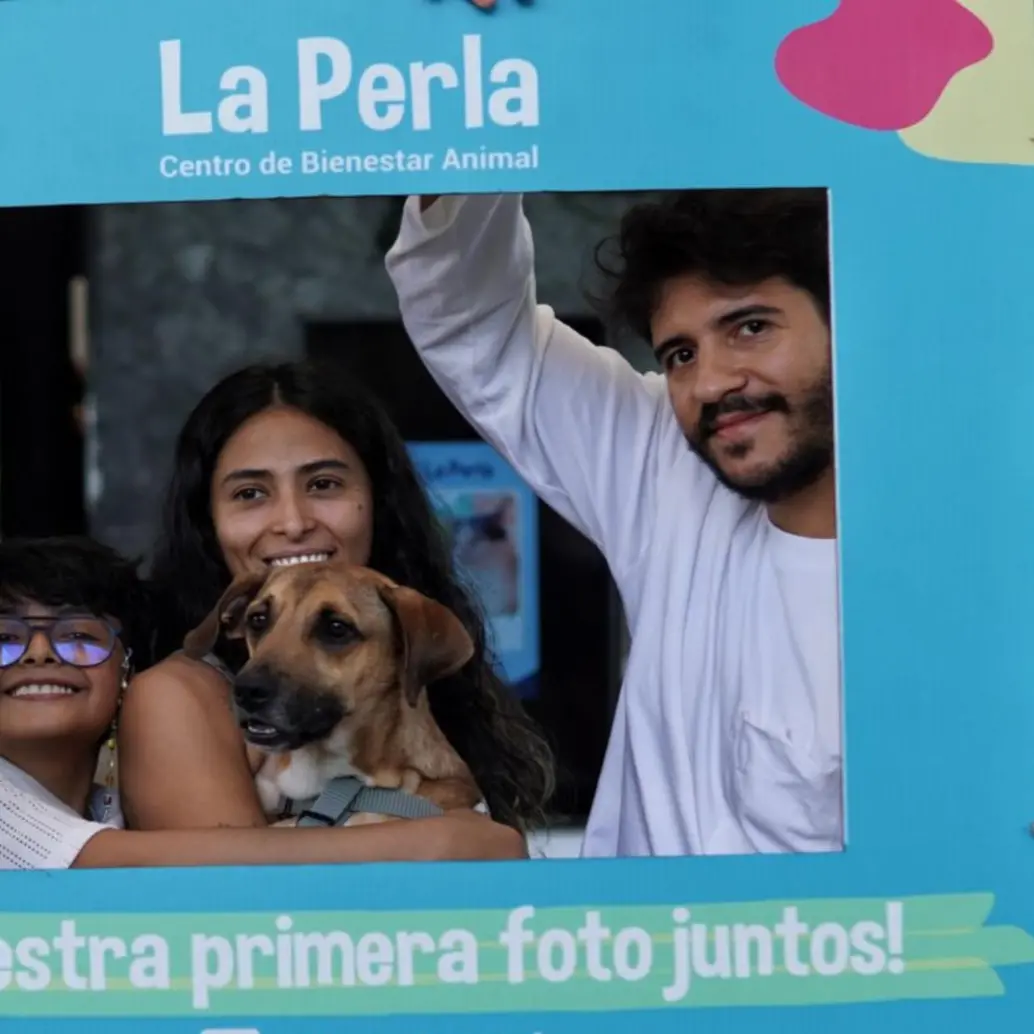 Una de las familias que decidió adoptar junto a su nueva mascota de La Perla. FOTO: Cortesía Alcaldía de Medellín.