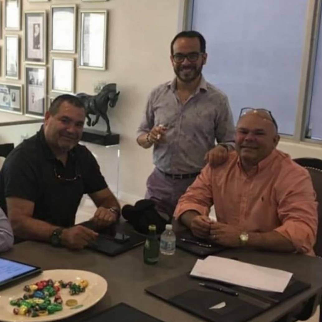 Abelardo de la Espriella junto a alias “Boliche”, a quien se le acusa por lavar plata que cobraba a narcos internacionales. A la izquierda, en el círculo, Daniel Peñarredonda, exsocio del candidato. Foto: Redes sociales.