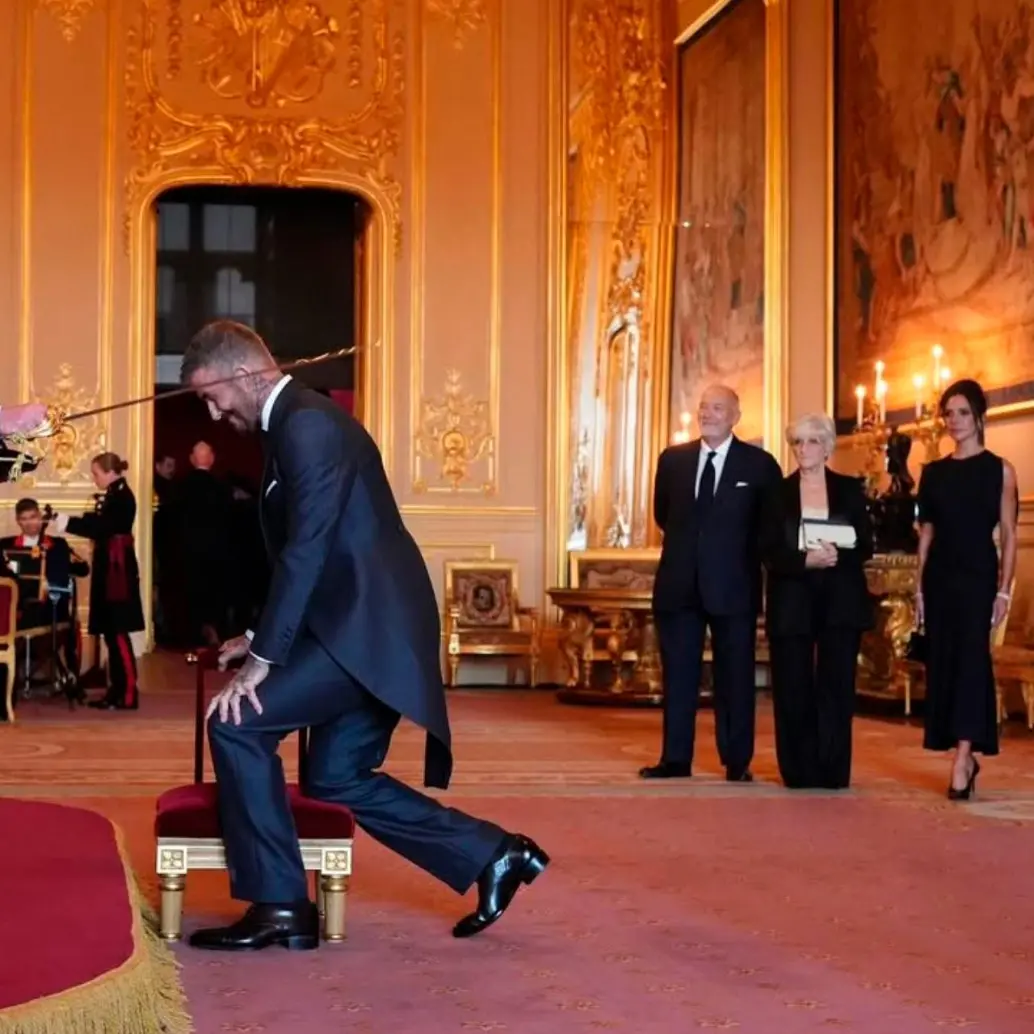 David Beckham, el rey Carlos y la familia del exfutbolista durante la ceremonia que se llevó a cabo en el castillo de Windsor. FOTO: Tomada de X @davidbeckham
