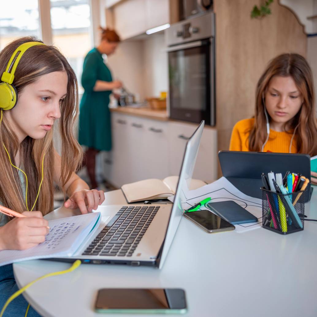 La educación en casa crece en Colombia, pero la UNESCO advierte que requiere regulación para garantizar calidad, seguridad y socialización. FOTO Getty