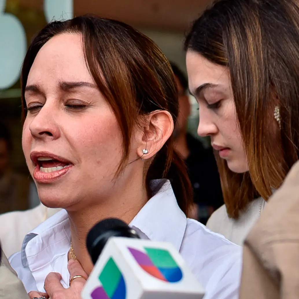 Tarazona salió a las afueras del centro médico a pedirles a los colombianos una oración masiva por la salud de su esposo. FOTO: COLPRENSA