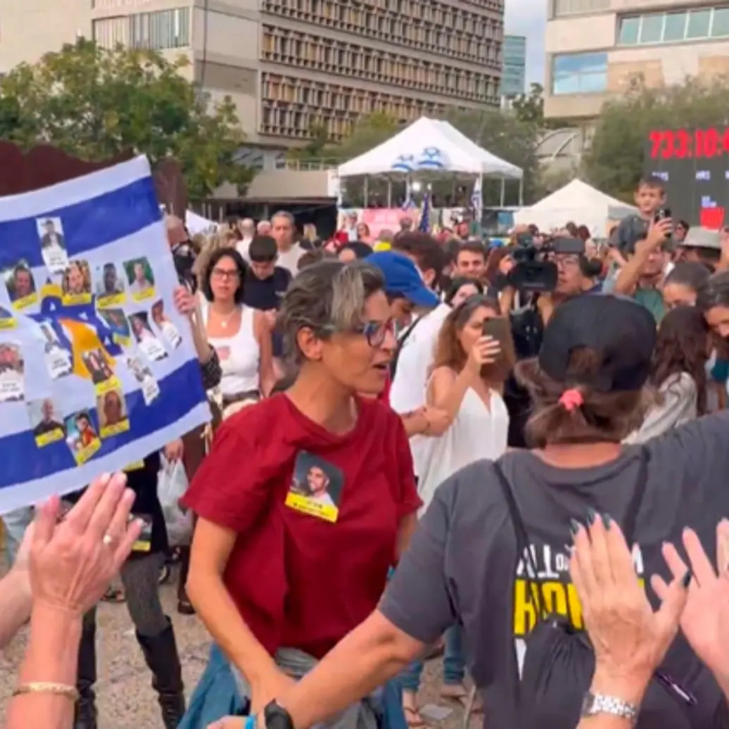 Cientos de personas se congregaron en “La Plaza de los rehenes” en Tel Aviv a celebrar el anuncio del cese el fuego y la liberación de rehenes en medio del conflicto entre Israel y Hamás. FOTO: Captura de video