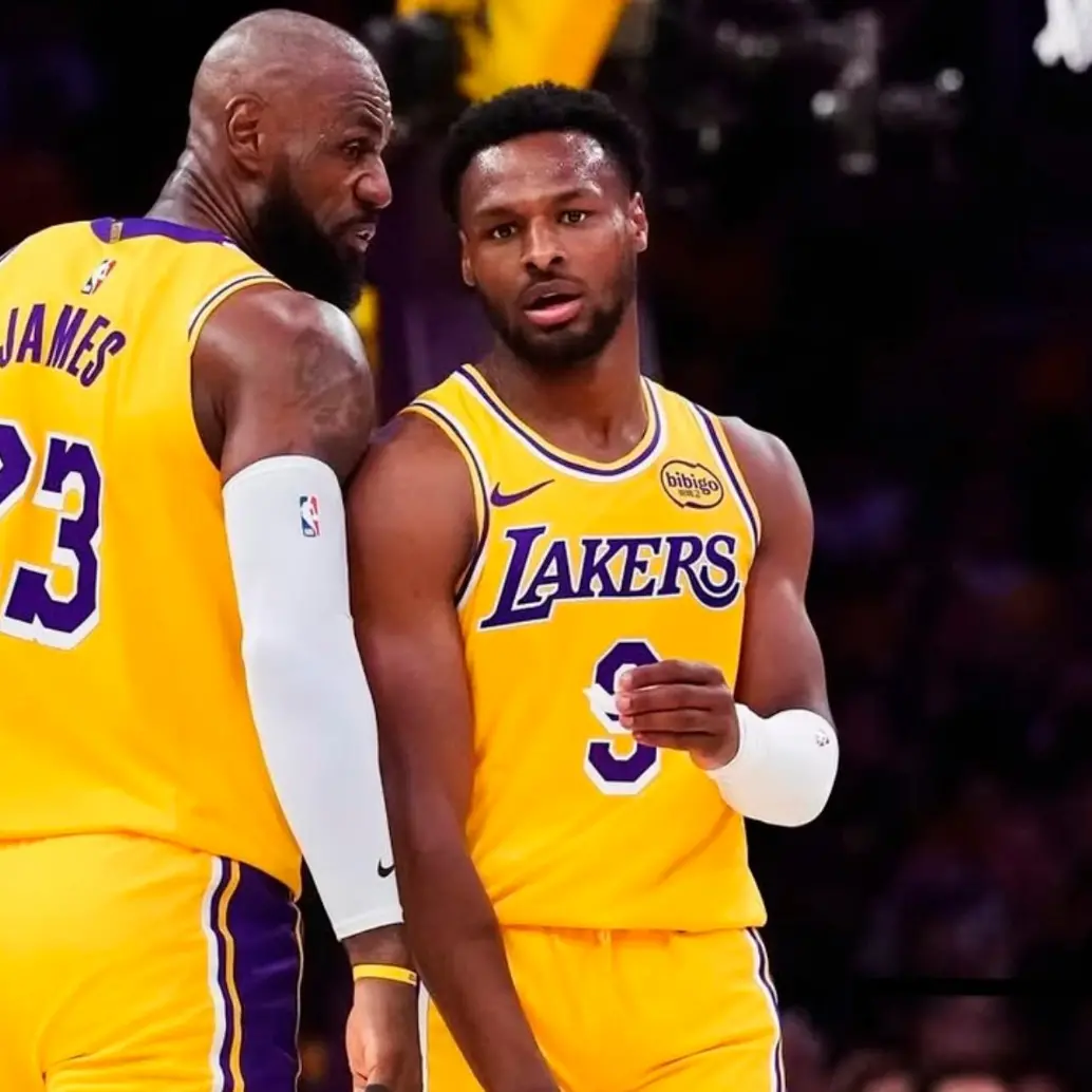 El basquetbolista norteamericano LeBron James es uno de los mejores jugadores de la historia de la NBA. En la imagen logró un punto importante para su equipo. Foto: AFP