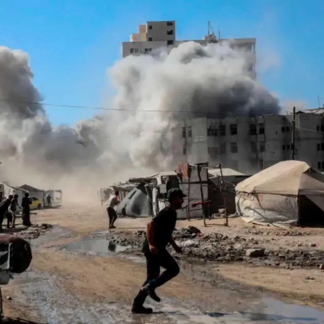 Un almacén donde se habían refugiado “decenas” de personas fue uno de los blancos de los bombardeos aéreos del ejército israelí en Ciudad de Gaza. FOTO: Xinhua