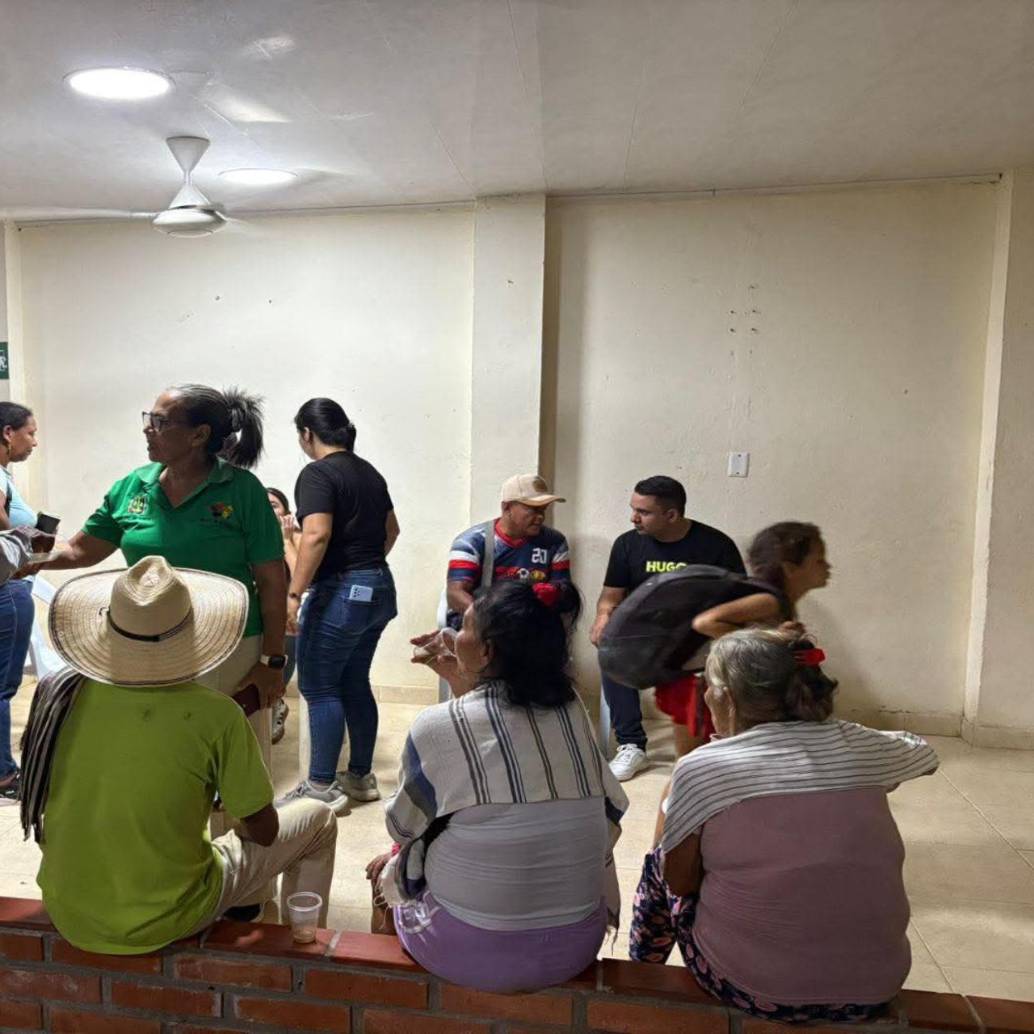 Algunos de los campesinos desplazados de la ruralidad de Yondó en el albergue habilitado. FOTO: Imagen tomada de redes