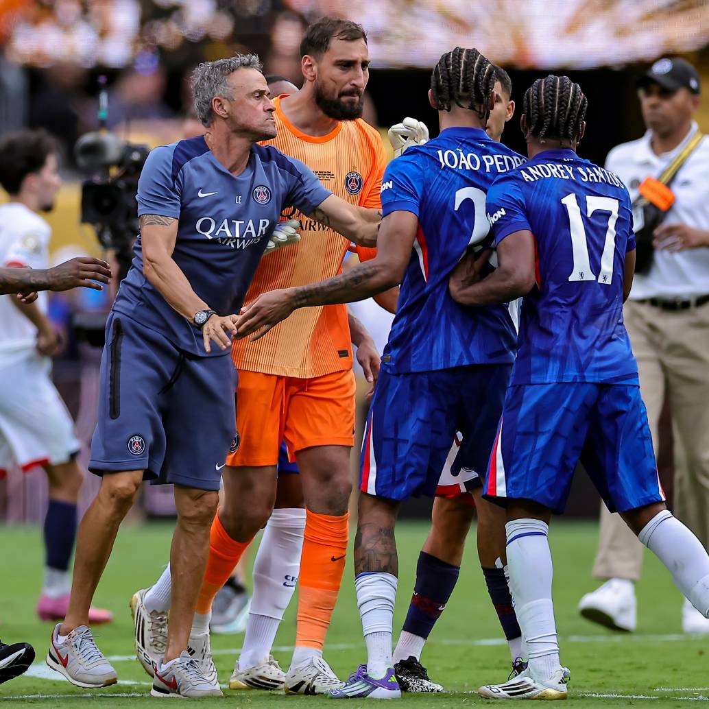 El entrenador español Luis Enrique Martínez, de 55 años, tuvo un encontrón con el brasileño Joao Pedro, refuerzo del Chelsea. FOTO: GETTY