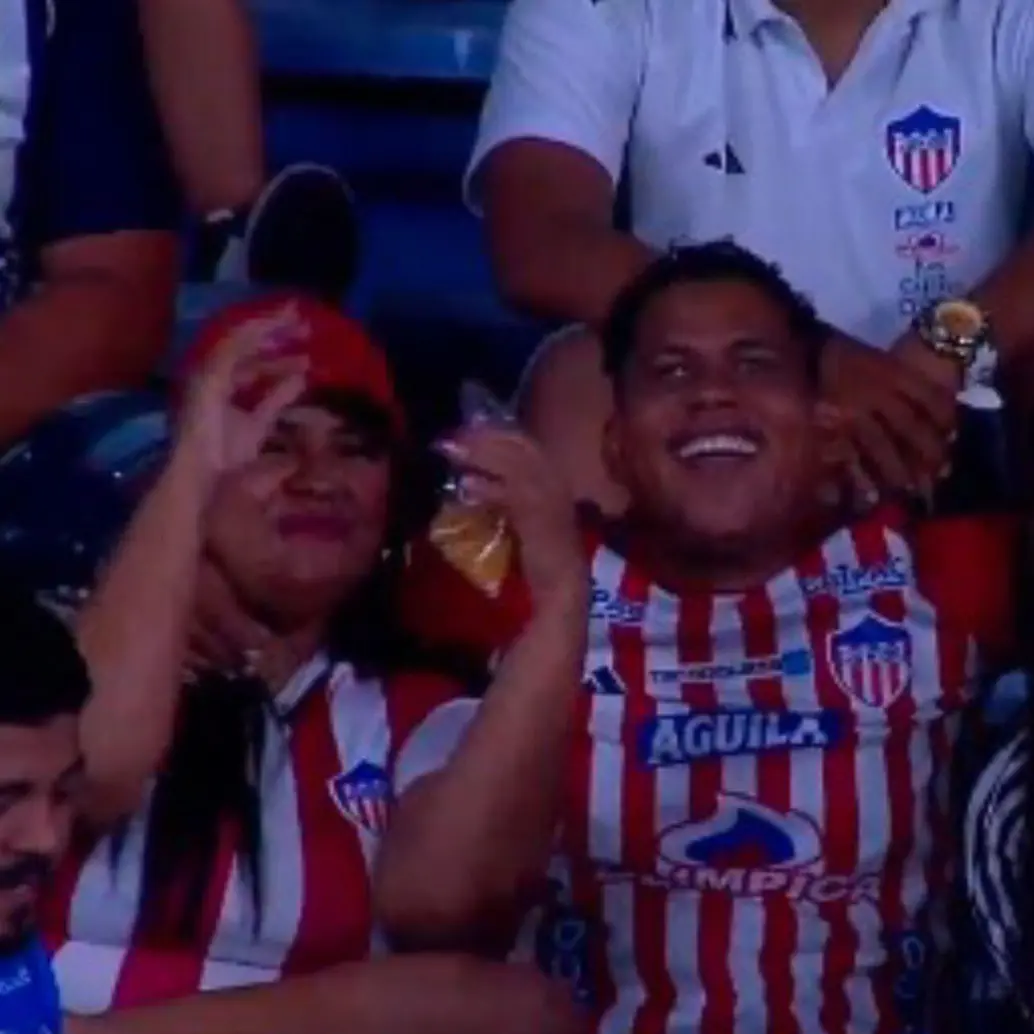 La alegría del hincha que besó a dos mujeres frente a la Kiss cam no se trasladó a su equipo, quien perdió con América de Cali por la Copa BetPlay. Foto: Captura de pantalla Win Sports