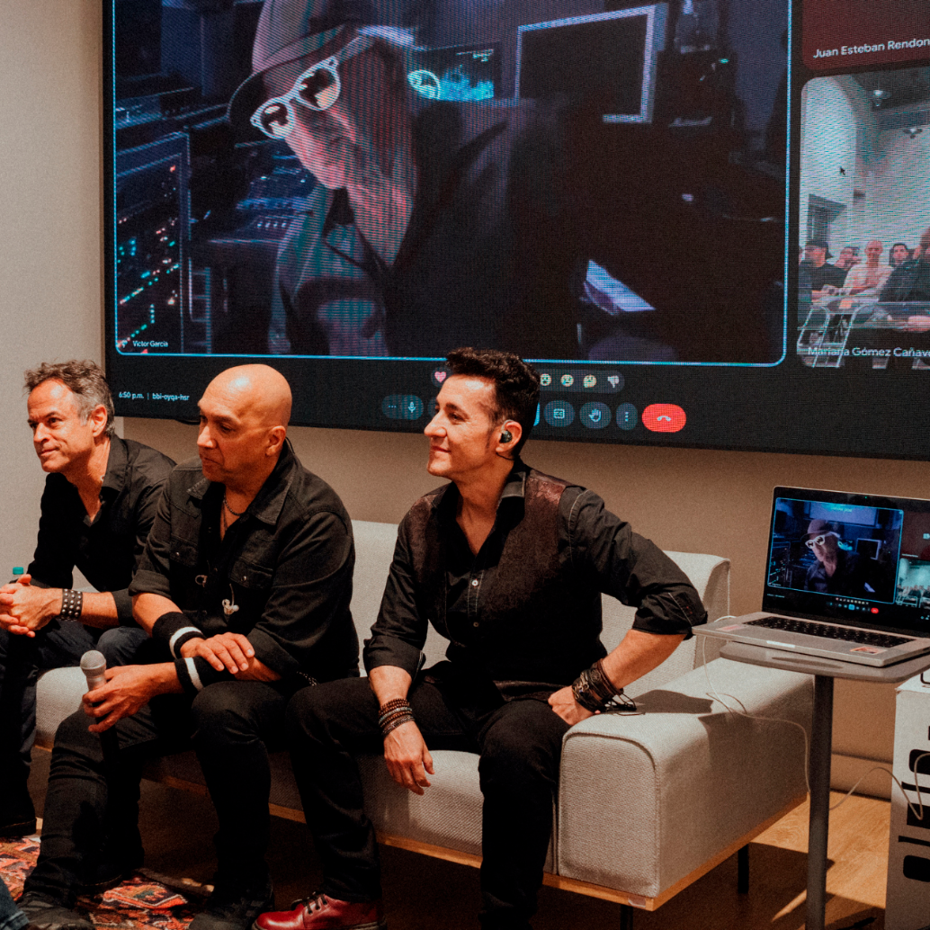 En la imagen los integrantes fundadores de Kraken: Gonzo Vásquéz, Hugo Restrepo y Jorge Atehortúa y el productor Víctor García en videollamada explicando el proceso de remasterización de Kraken II. FOTO Cortesía Codiscos