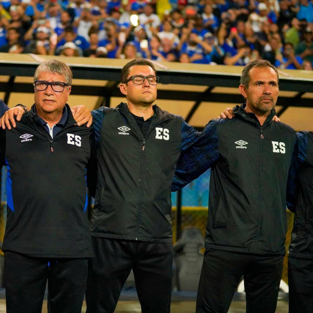 Hernán Darío Gómez y parte de su cuerpo técnico en la selección de El Salvador. FOTO TOMADA X@LaSelecta_SLV