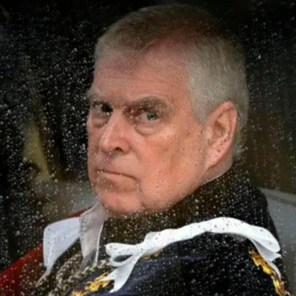 El expríncipe Andrés salió de una comisaría del condado de Norfolk en el asiento trasero de un automóvil, conmocionado y con la mirada perdida. FOTO: Getty