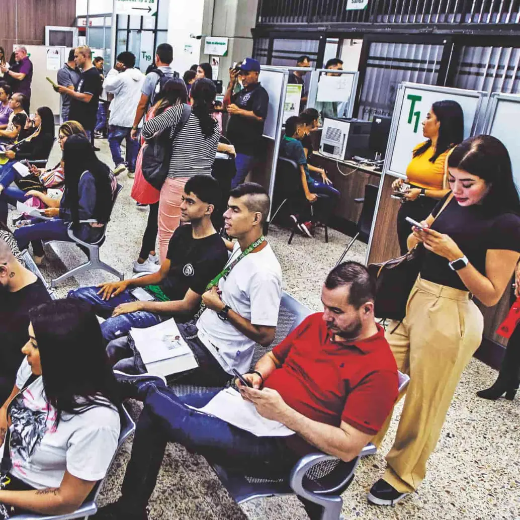 Largas filas y salas llenas en las sedes de atención de Migración Colombia, esto por personas que desean viajar al exterior. FOTO Julio César Herrera