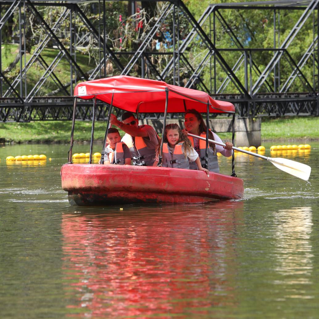 Familias disfrutan de actividades recreativas y espacios naturales en uno de los Parques Comfama durante la temporada de febrero. FOTO cortesía Comfama