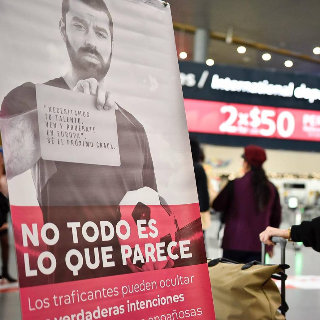 Un aviso en el aeropuerto El Dorado que dice “No todo es lo que parece”, en medio de una campaña por el día de la lucha contra la trata de personas. FOTO: COLPRENSA