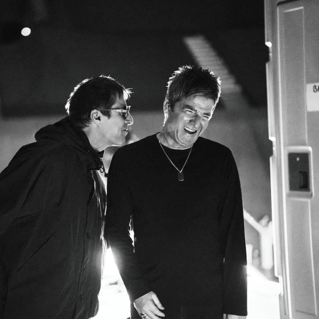 Liam y Noel Gallagher durante la gira de reunión Oasis Live ‘25, que será el centro del documental que se estrenará en cines en septiembre. FOTO cortesía