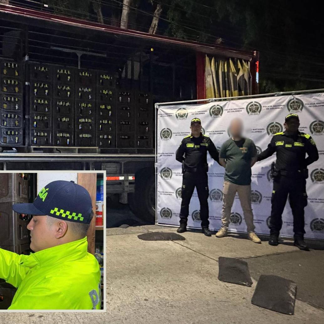 Adelante, agentes de Policía inspeccionando las botellas. Atrás, el material incautado junto al capturado. FOTO: Cortesía