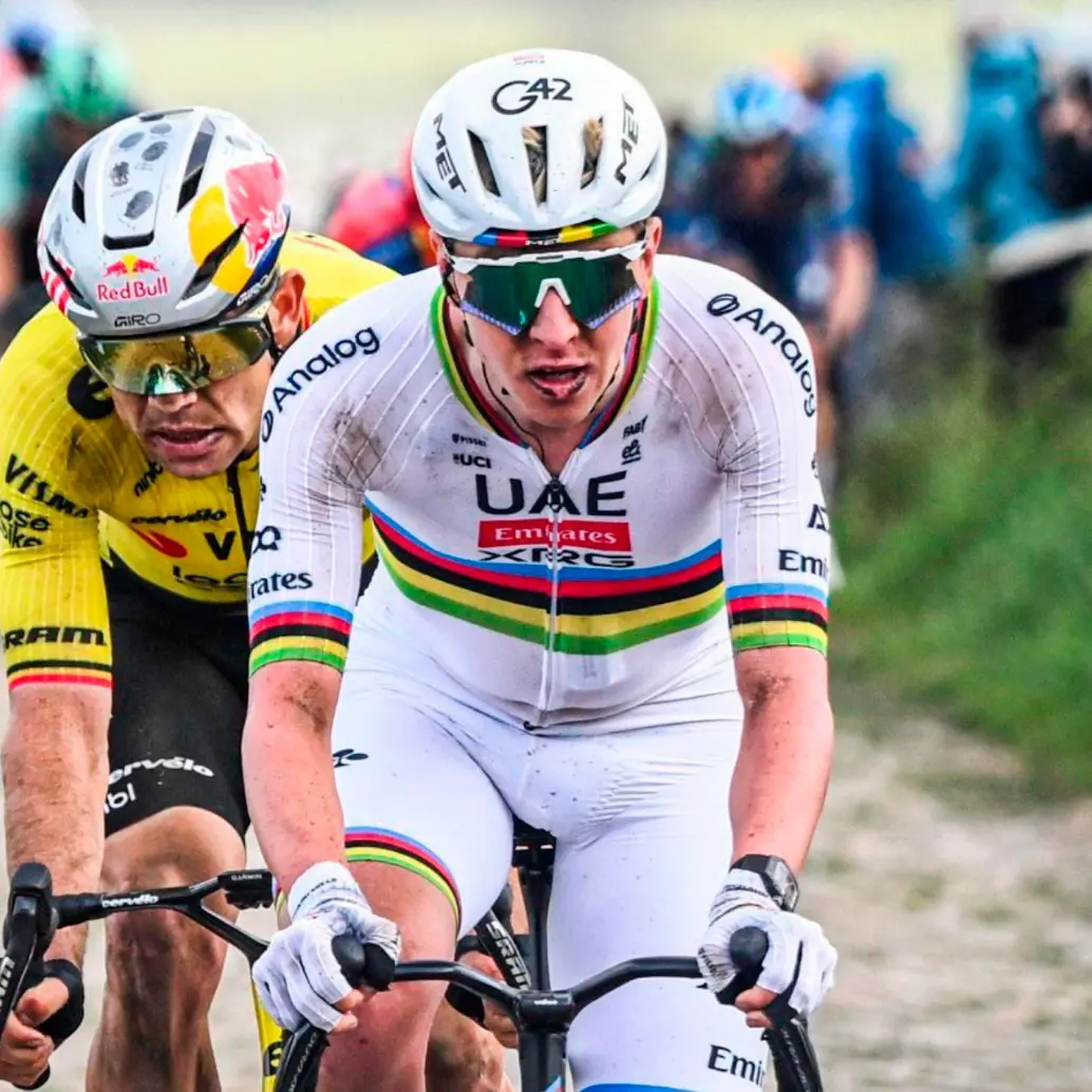 El ciclista belga Wout Van Aert (atrás en la foto), es uno de los pedalistas más completos del mundo. Foto: tomada del x de @VismaLeaseaBike