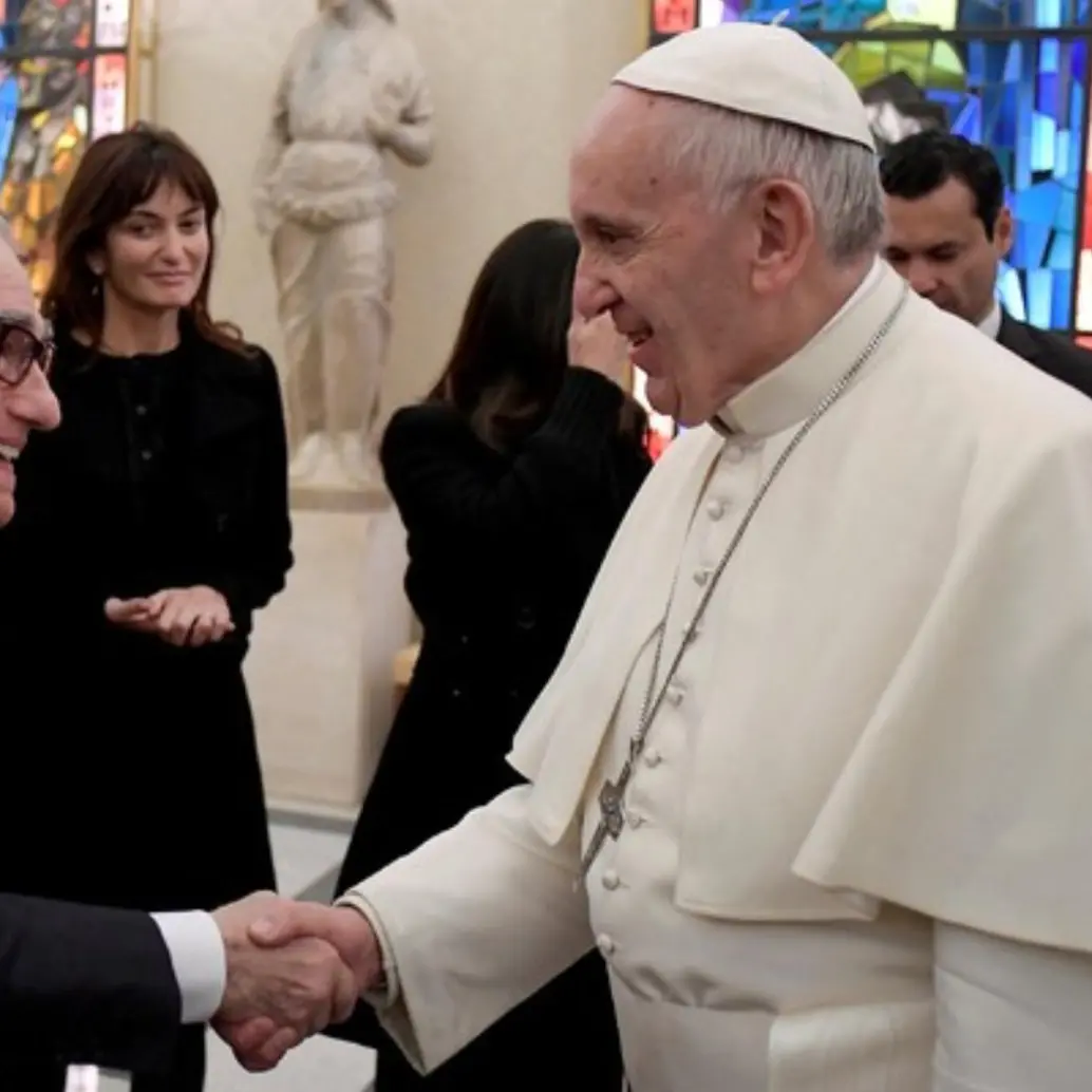 El director Martin Scorsese y el papa Francisco durante uno de sus varios encuentros. Esa vez fue en medio de una audiencia privada en 2016. Ambos mantenían una relación a través de varios proyectos. FOTO: AFP