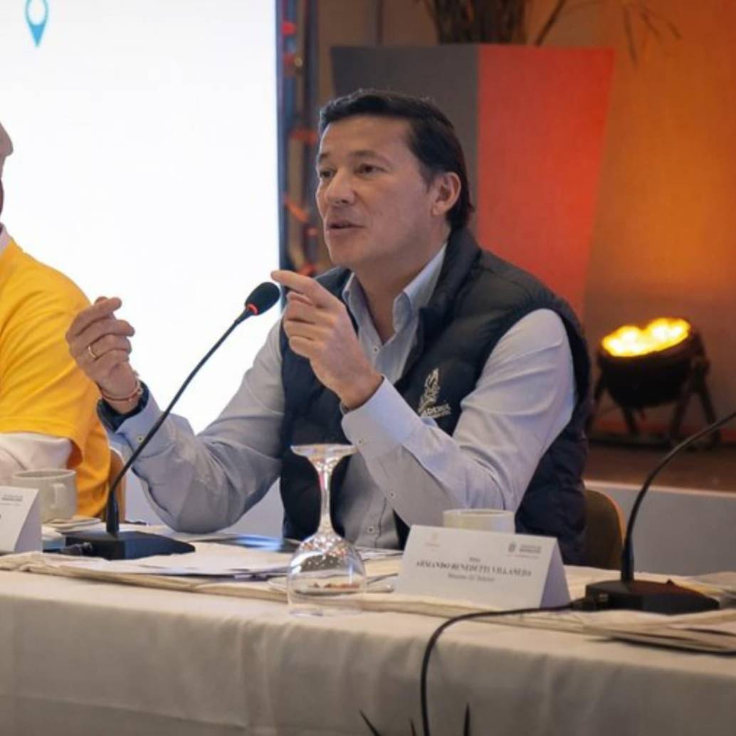 El registrador Hernán Penagos habla de la entrega en custodia del código fuente al procurador Gregorio Eljach. Foto: Registraduría.