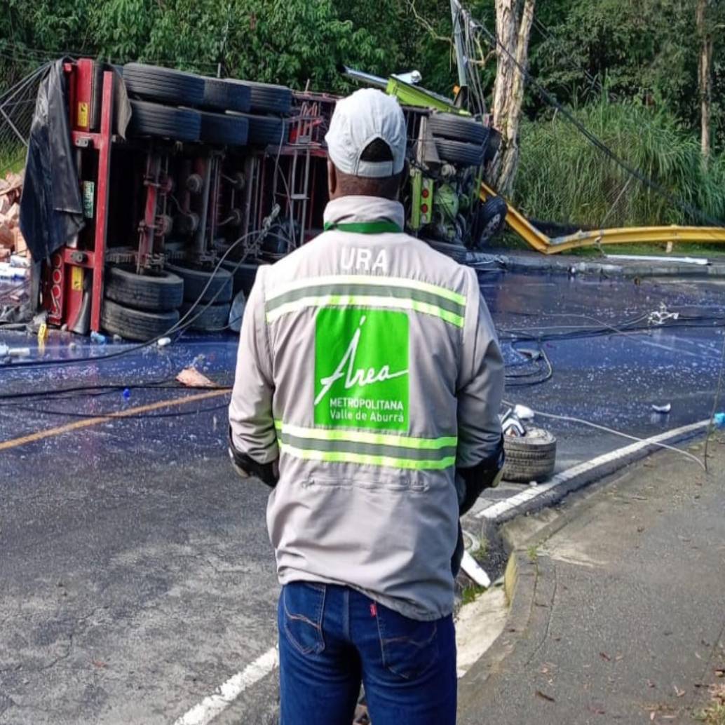 Imagen del camión accidentado en el sector La Poda de la Loma de Los Balsos en Medellín. FOTO: Cortesía AMVA