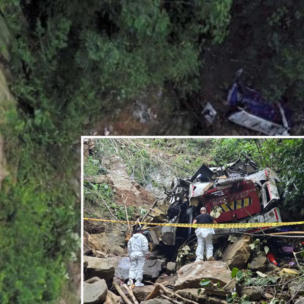Adelante, así quedó el bus tras caer por el abismo. Atrás, testigos presencian las labores de rescate. FOTO: Manuel Saldarriaga.