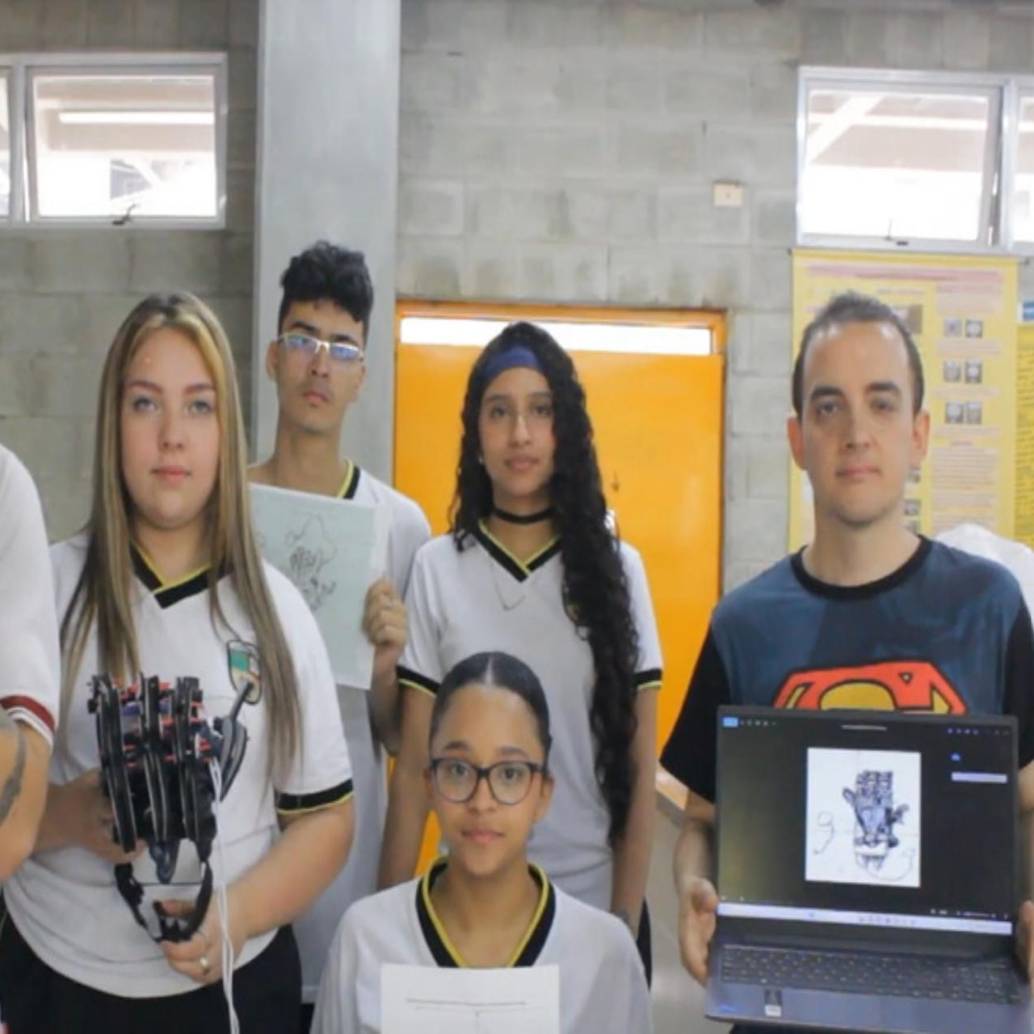 Adelante, el galardón obtenido. Atrás, los jóvenes inventores. FOTO: Imagen tomada de redes sociales
