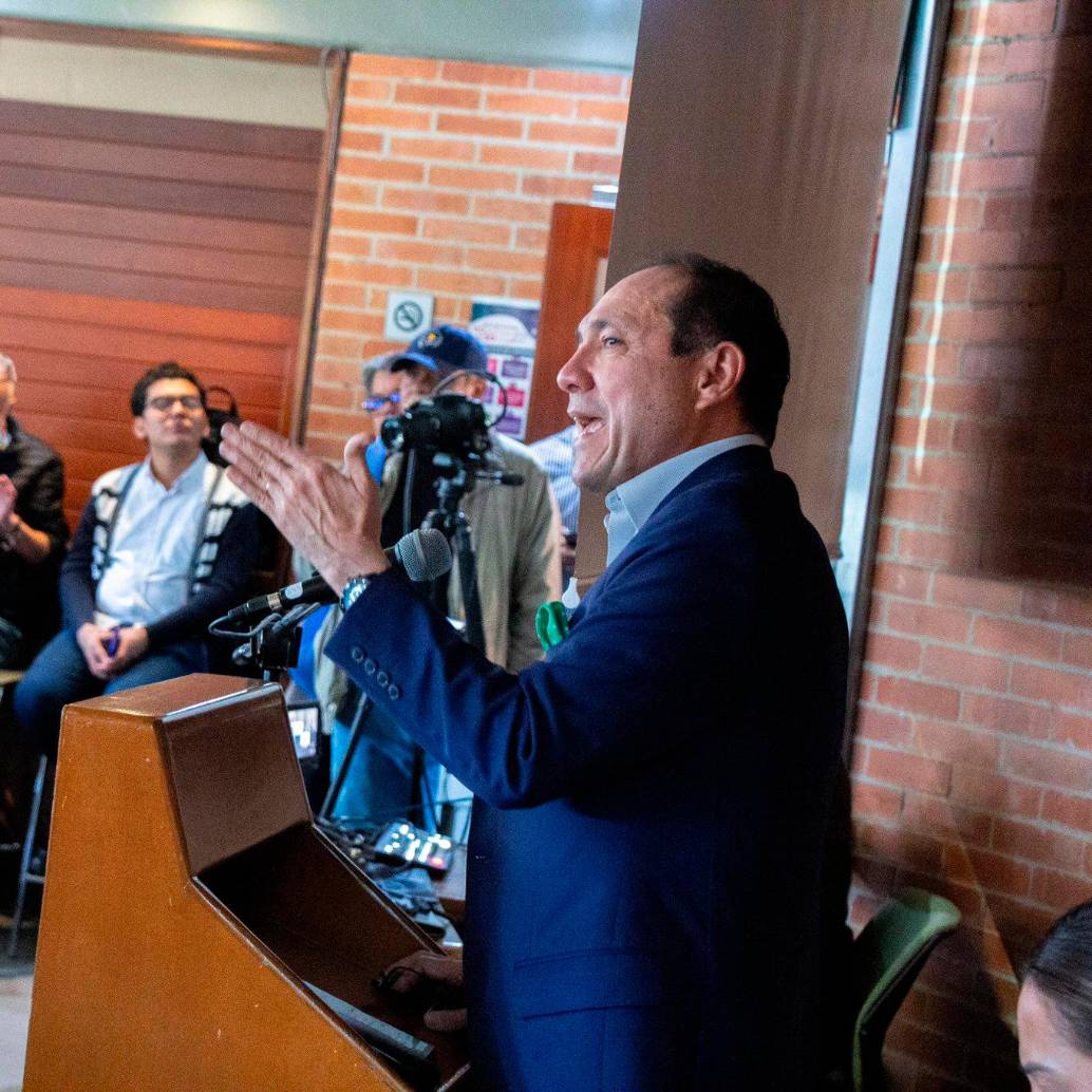 El ministro del Trabajo, Antonio Sanguino, participó hoy en la Audiencia Pública sobre el salario mínimo. FOTO tomada de X