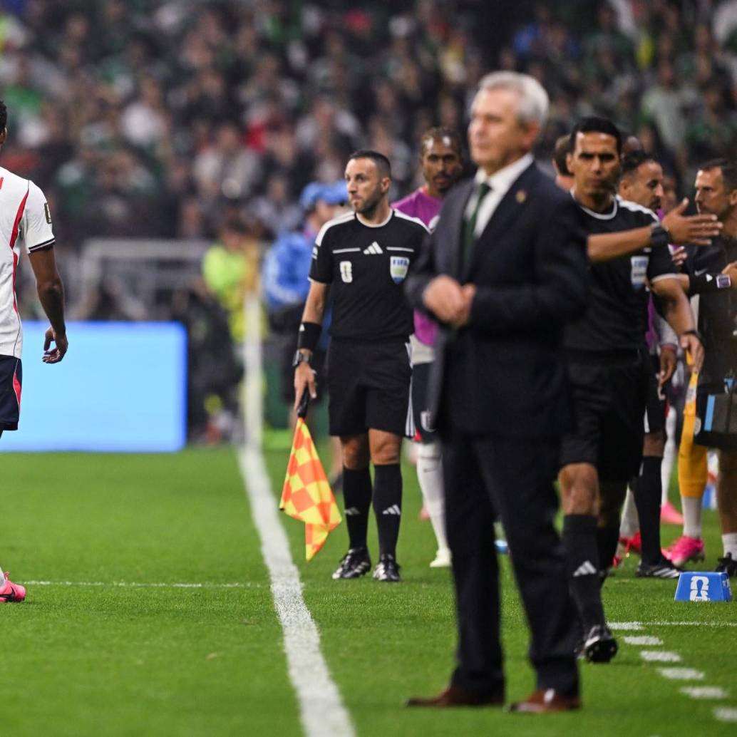 Jarell Quansah salió expulsado en el estadio Ciudad de México tras una dura entrada contra Jesús Gallardo, del combinado mexicano. Foto: Xinhua