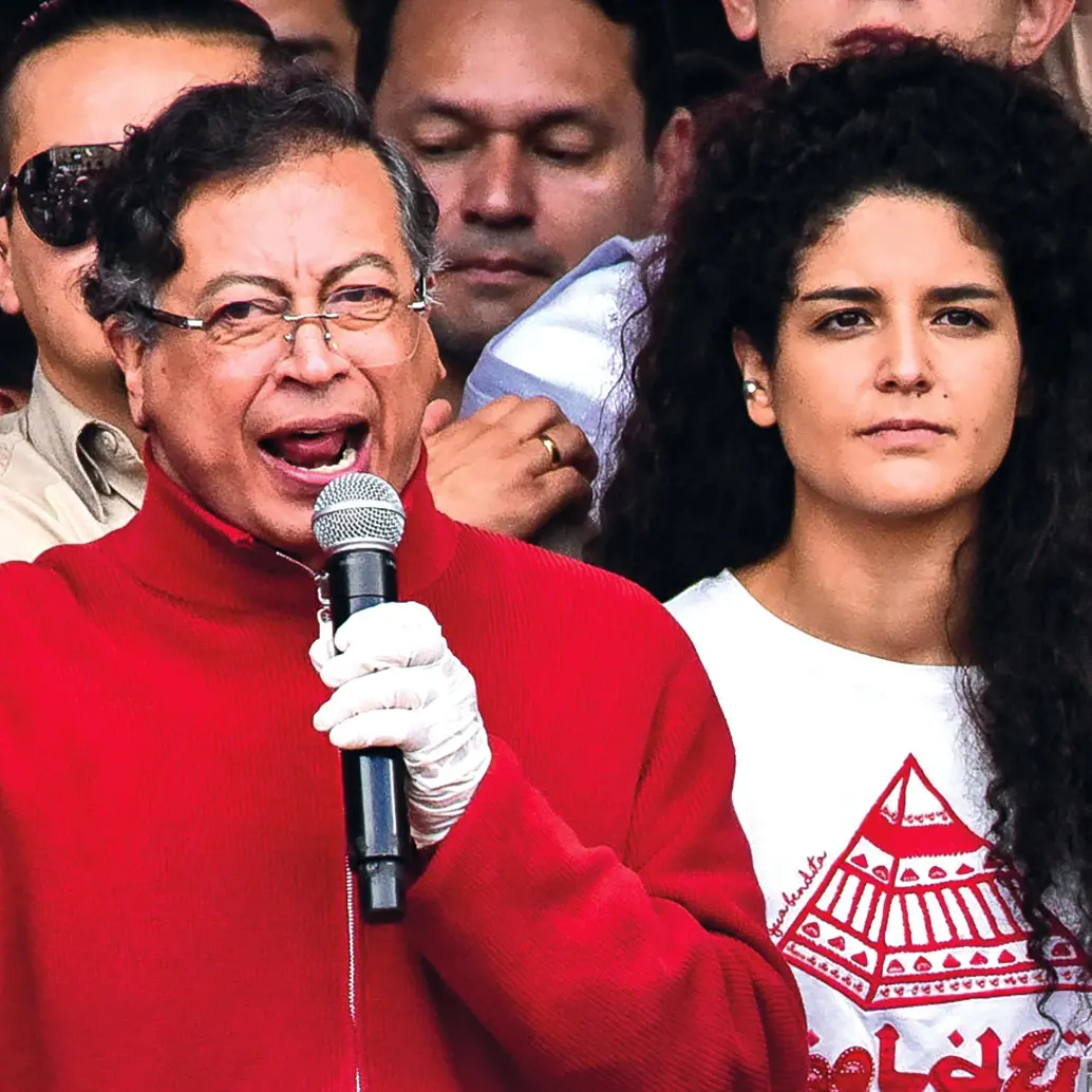 El presidente Gustavo Petro al lado de Yannai Kadamani, la ministra de Cultura, quien desciende de inmigrantes del Medio Oriente. <b><span class="mln_uppercase_mln"> </span></b>FOTO<b><span class="mln_uppercase_mln"> colprensa</span></b>