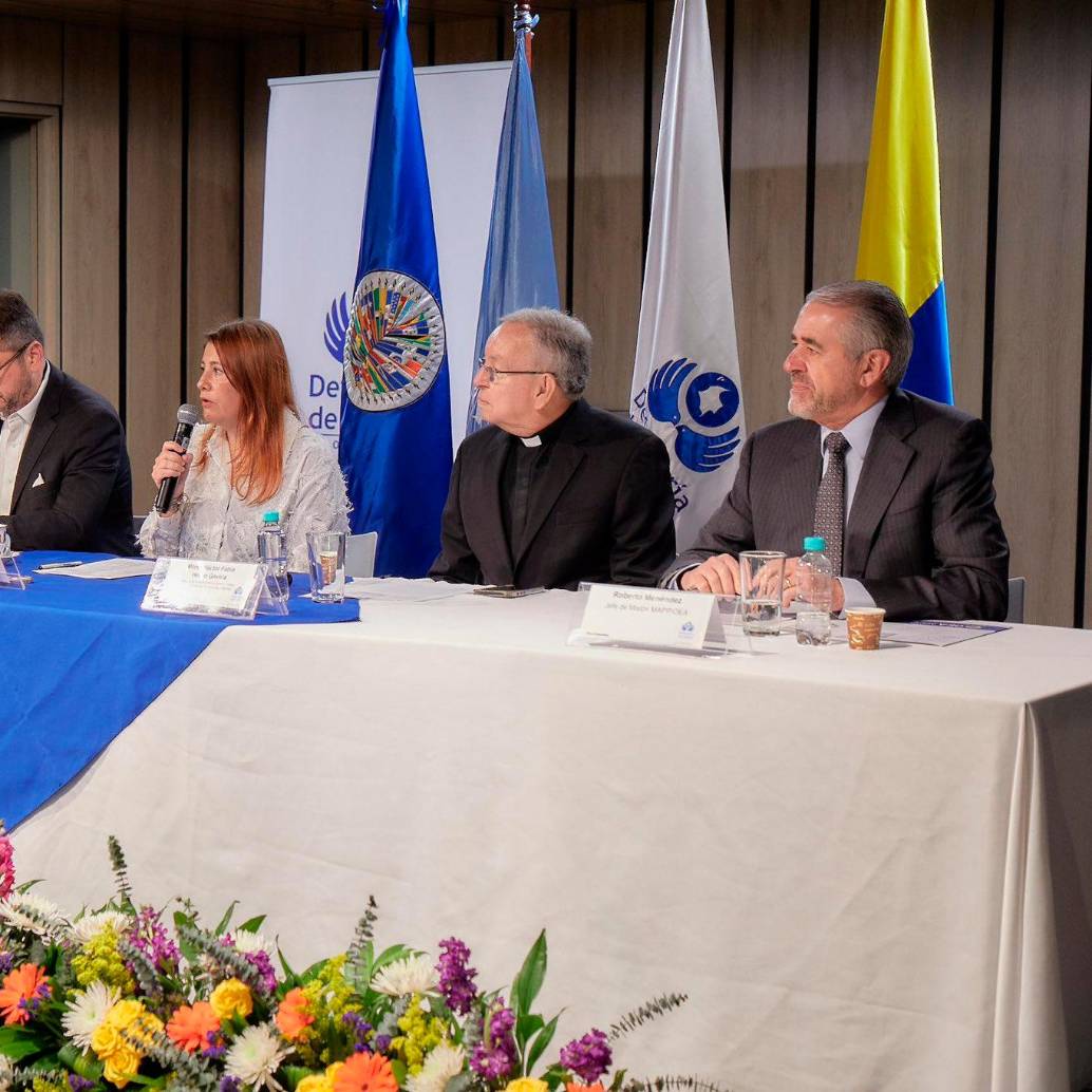 La defensora del Pueblo (centro) destacó que entre los compromisos, hay uno que está relacionado con usar un lenguaje constructivo y que no invite a la estigmatización. FOTO: DEFENSORÍA DEL PUEBLO