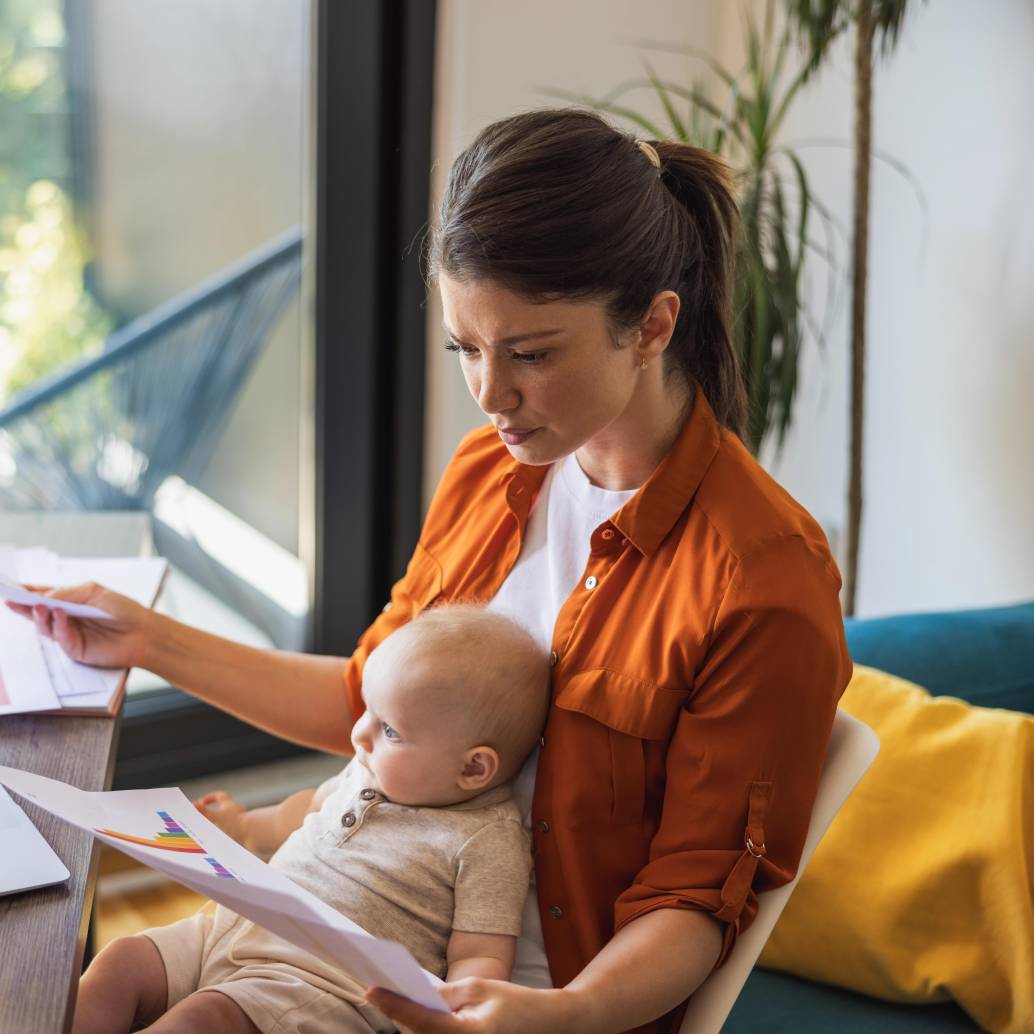 Las mujeres destinan el 65% de sus horas al cuidado y tareas domésticas sin pago, y el 35% restante a sus trabajos formales. Foto: Depositphotos