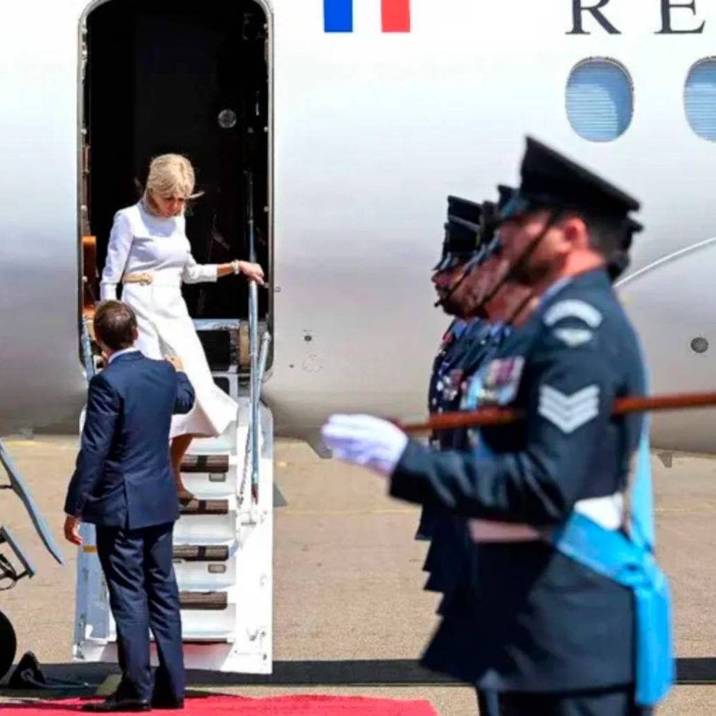 El momento en el que Brigitte Macron prefiere bajar del avión apoyada de una baranda en lugar de recibir la mano de su esposo, el presidente francés Emmanuel Macron. FOTO: AFP