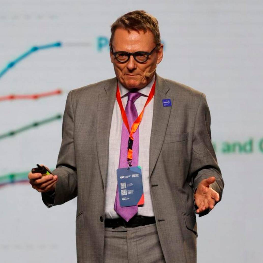 James A. Robinson durante el Foro Económico Internacional de América Latina y el Caribe del CAF en Ciudad de Panamá. FOTO: Tomada de X @AgendaCAF