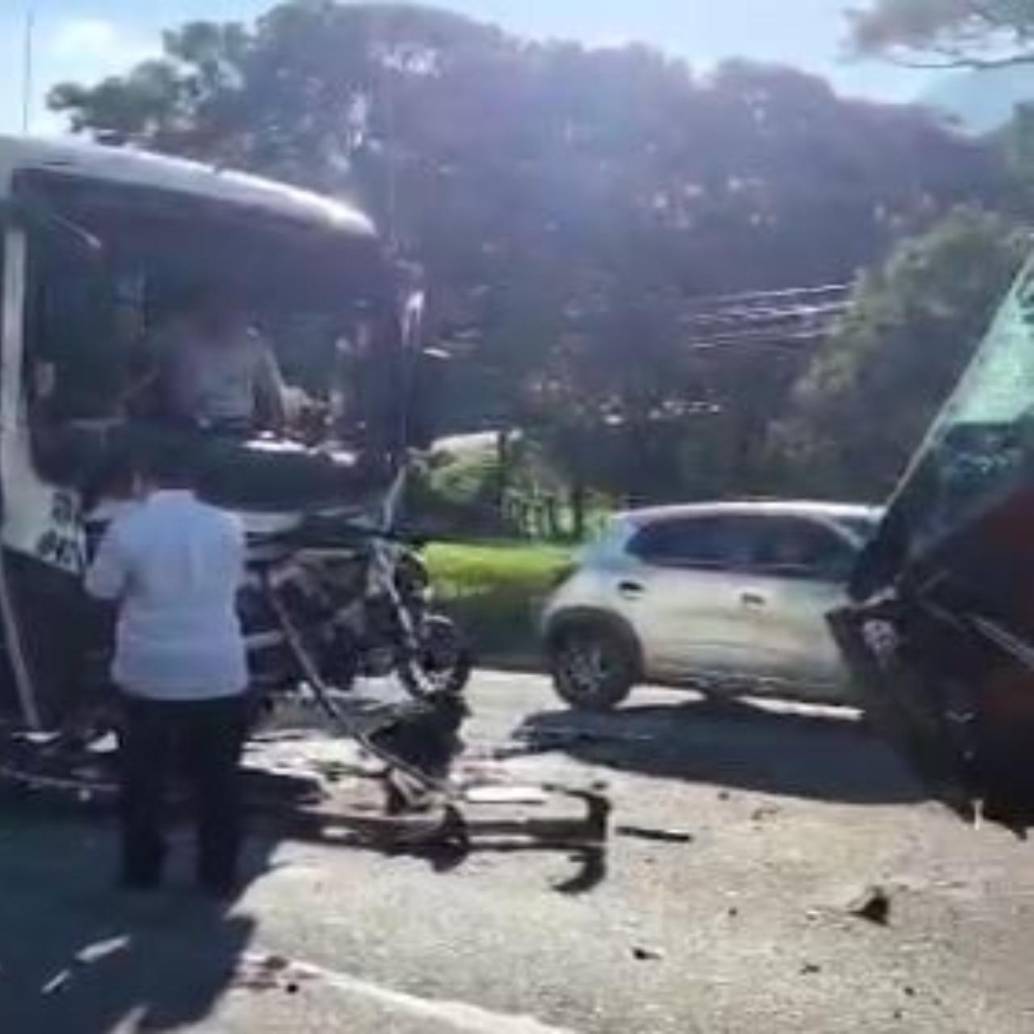 Así quedó uno de los vehículos afectados en el siniestro vial. FOTO: imagen tomada de redes.