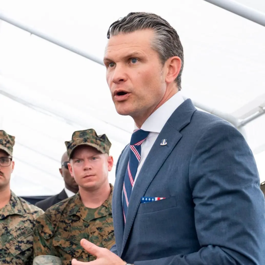 El secretario de Defensa (Guerra) de Estados Unidos, Pete Hegseth,<b> </b>insiste en que los ataques de su país contra embarcaciones en el Caribe y el Pacífico son legales. FOTO: Tomada de X @SecWar