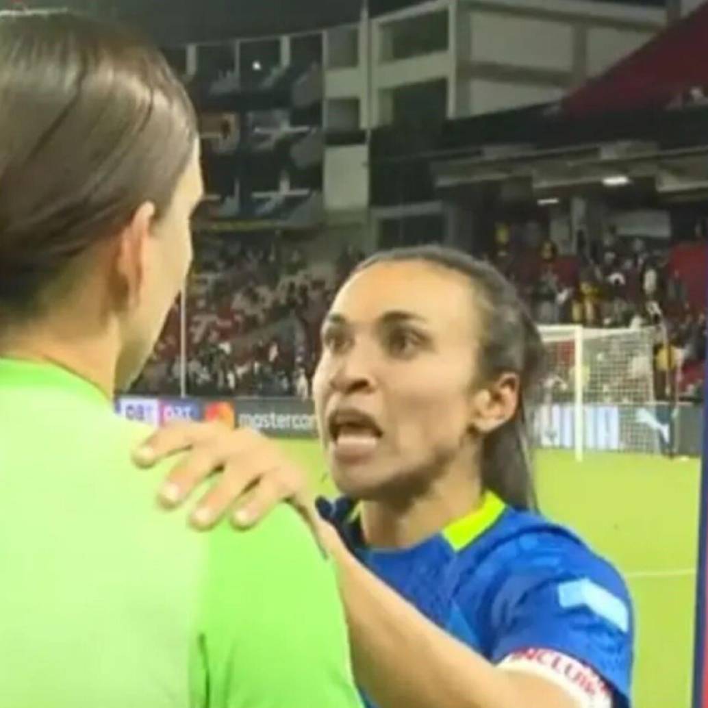 Marta Da Silva tuvo un noble gesto con la portera colombiana Katherine Tapia luego de la final de la Copa América. Foto: Captura de video