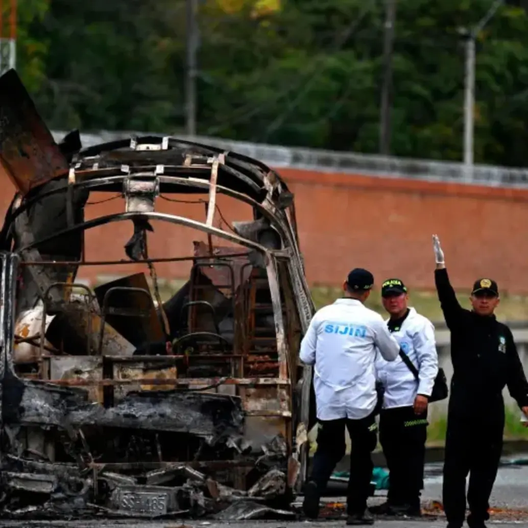 La bomba fue detonada por disidencias de Mordisco al mediodía del sábado, luego de cerrar la vía. FOTO AFP
