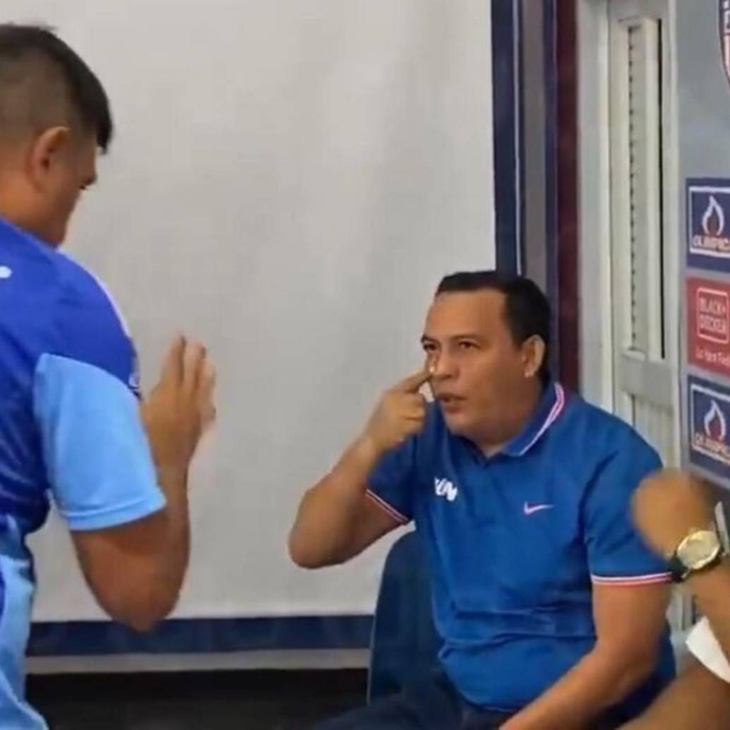 El director técnico del Junior de Barranquilla, Cesar Farías, reclamó que el periodista lo quería “exponer” en frente de todas las personas presentes en la rueda de prensa. FOTO: CAPTURA VIDEO REDES SOCIALES