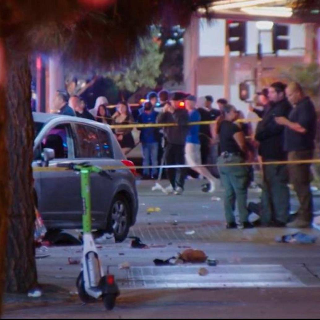 Antes del impacto con las personas, el vehículo atropelló un puesto de tacos y el podio de un valet parking. FOTO: Captura de video X @krassenstein
