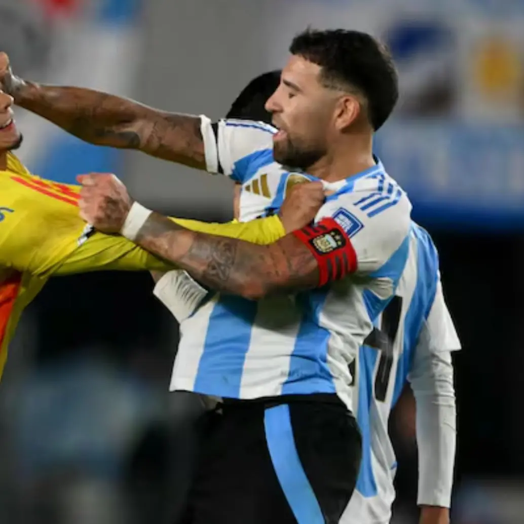 Durante el final del partido por Eliminatorias del pasado 10 de junio, los dos jugadores tuvieron un enfrentamiento cara a cara, donde ambos se dieron insultos. FOTO: AFP