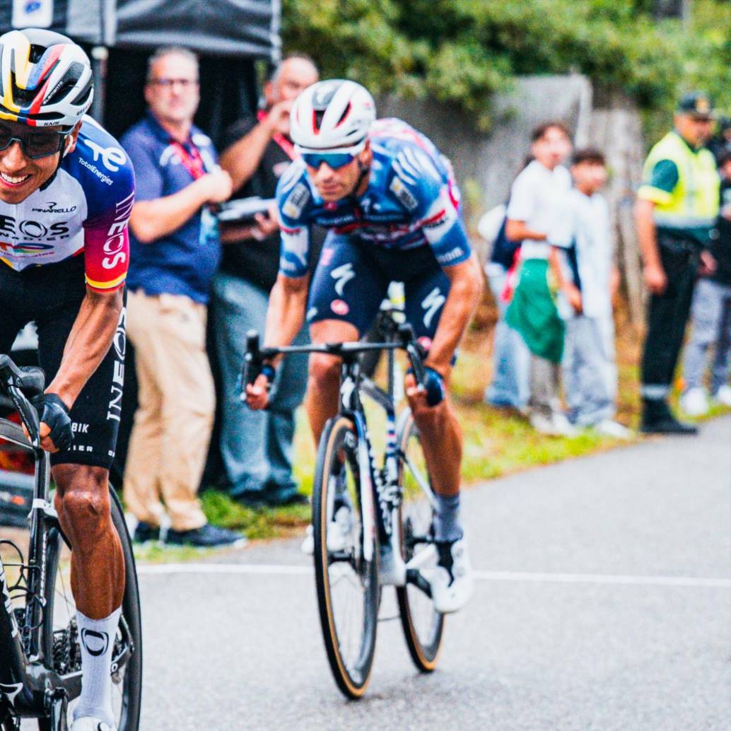El ciclista colombiano Egan Bernal busca terminar entre los 10 mejores corredores de la ronda ibérica 2025 en la clasificación general. FOTO: TOMADA DEL X DE @LaVuelta