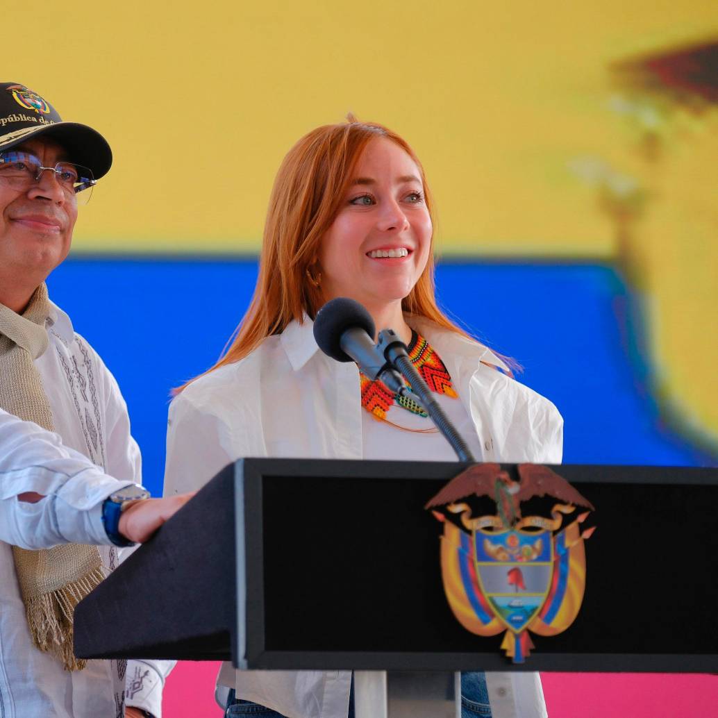 Durante un evento en Cauca, el presidente Gustavo Petro elogió públicamente la belleza de Gloria Miranda, directora del PNIS. FOTO: Presidencia