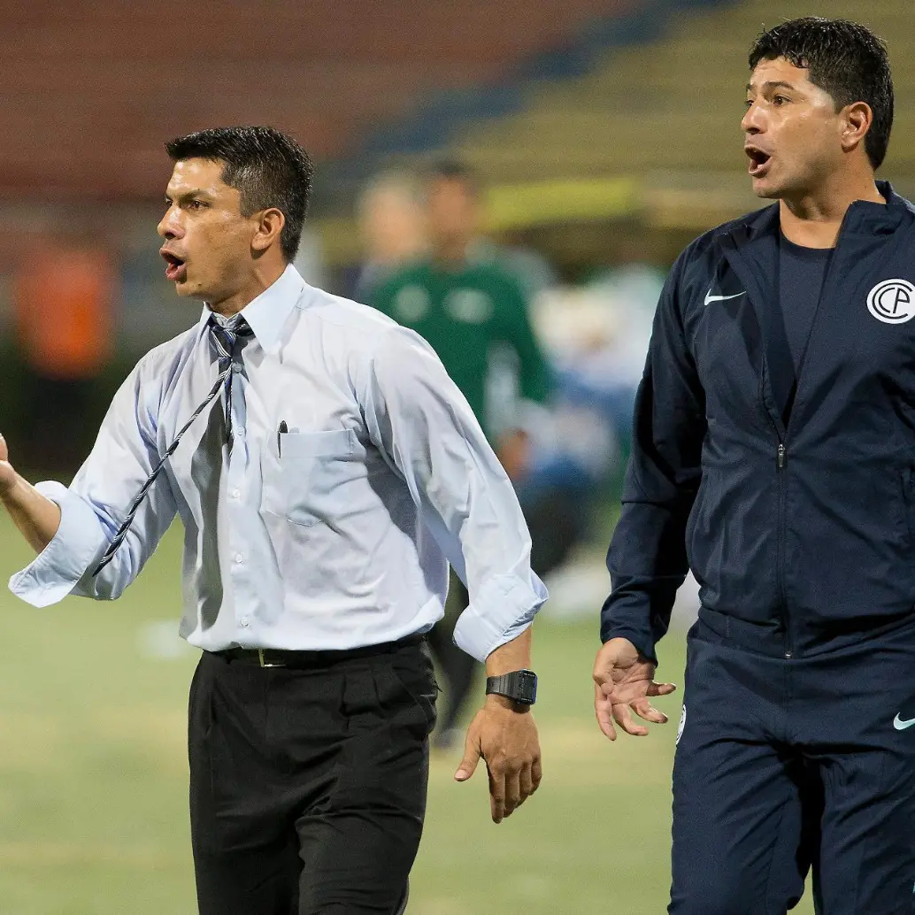 Gustavo Florentín en un compromiso de Copa Sudamericana contra Nacional en el Atanasio, cuando dirigía a Cerro Porteño. FOTO: Juan Antonio Sánchez