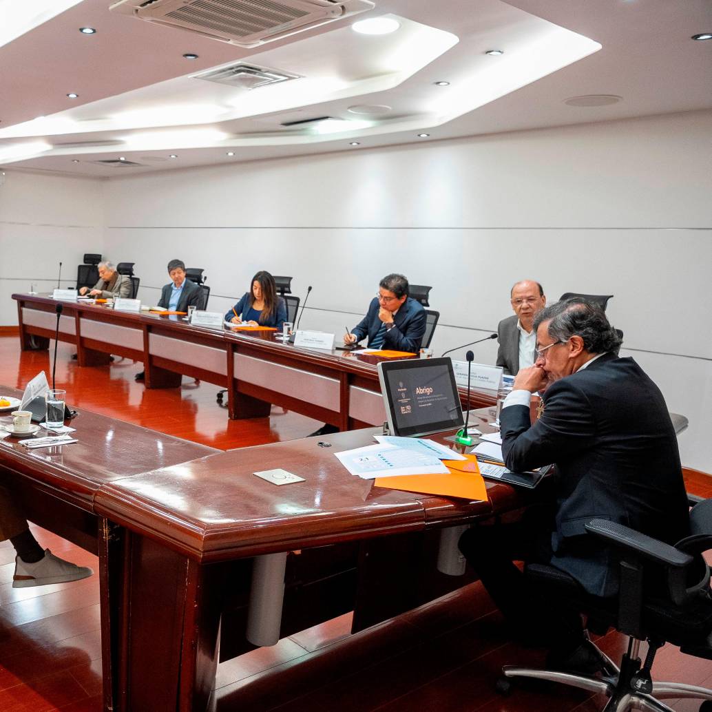 El presidente Gustavo Petro encabezó una nueva reunión con la banca, sector que busca frenar la implementación de inversiones forzosas. FOTO tomada de X