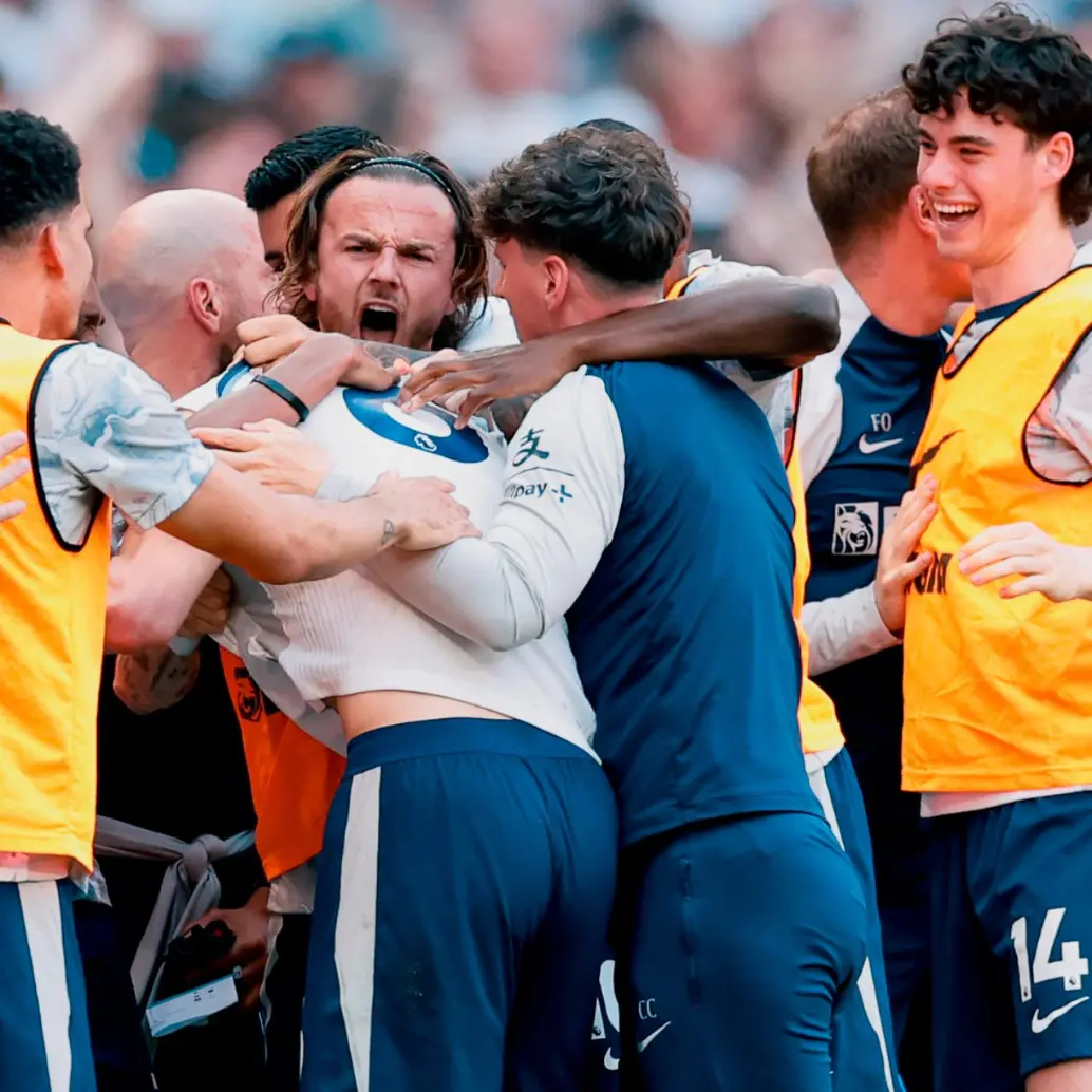 Los futbolistas del Tottenham celebran la victoria en la última jornada que los salvó del descenso. Foto: tomada del x de @SpursOfficial