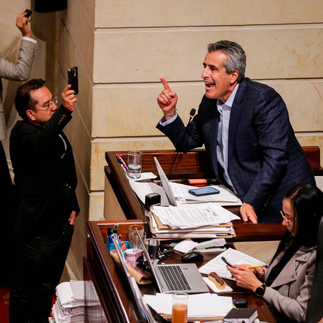 Luis Fernando Velasco asistió al Congreso para el debate de moción de censura de la exministra Astrid Bibana Rodríguez. FOTO COLPRENSA